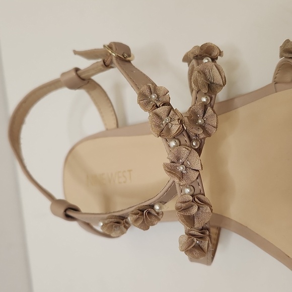 Nine West Women's Floral Rosebuds and Pearls Taupe Slingback Sandal Size 9 - Picture 4 of 9